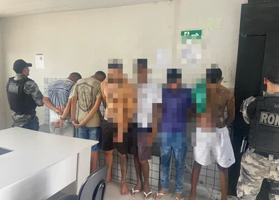 Polícia Militar conduz seis suspeitos por usar casa abandonada como ponto de tráfico no Dirceu