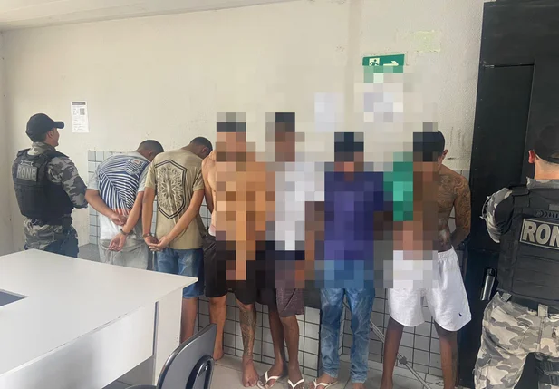Polícia Militar conduz seis suspeitos por usar casa abandonada como ponto de tráfico no Dirceu
