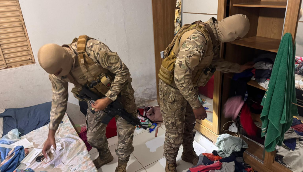 Policiais durante a operação