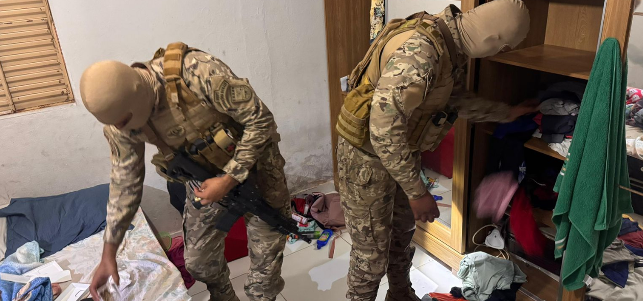 Policiais durante a operação