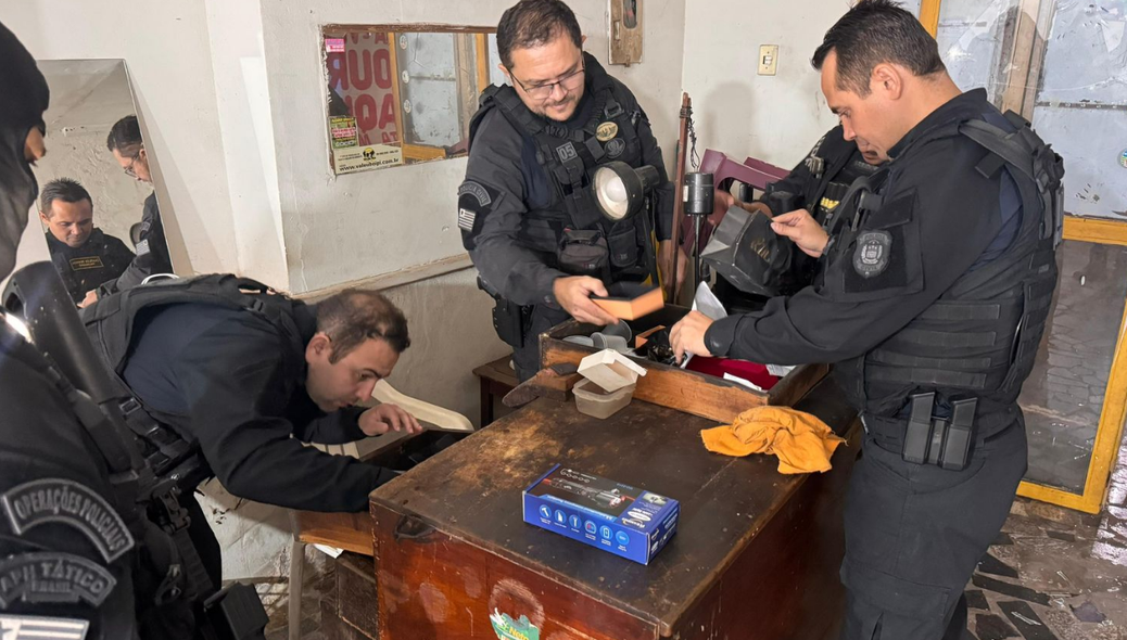 Policiais na operação