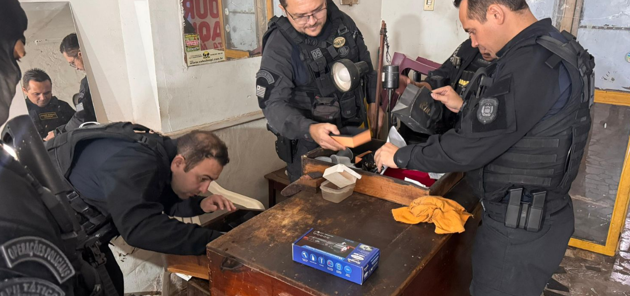Policiais na operação