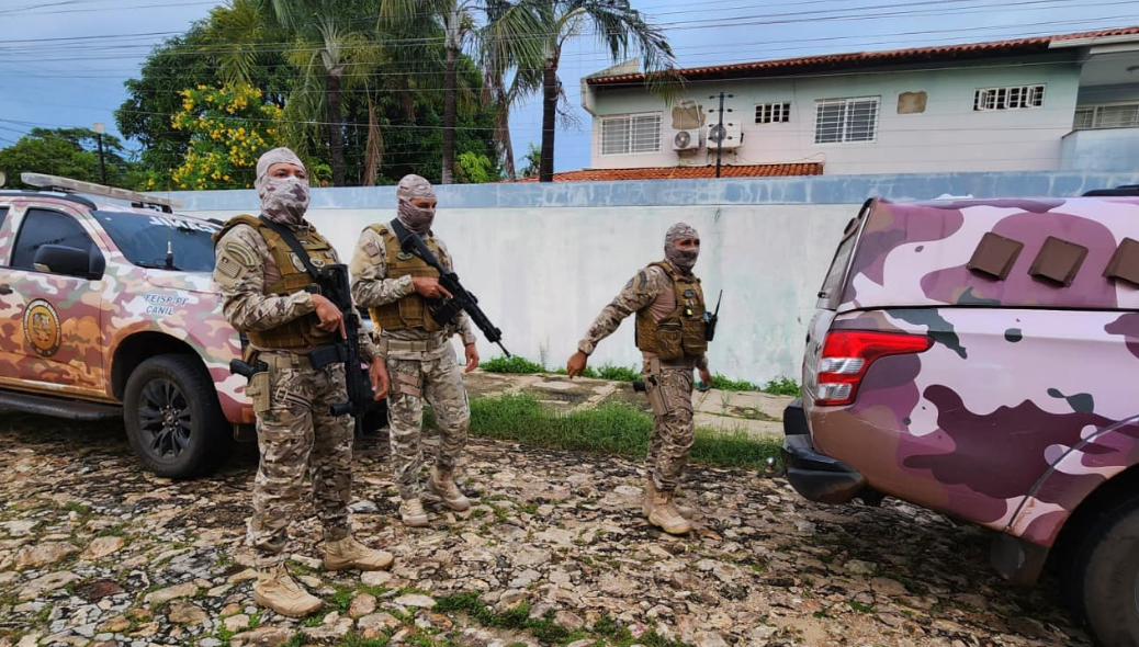 Policiais na operação