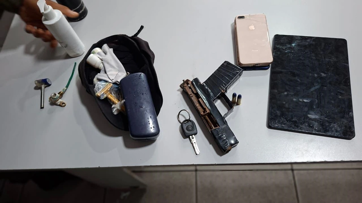 Policiais recolheram material encontrado na casa onde suspeitos tentaram se esconder