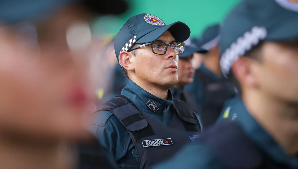 Policial militar com o novo fardamento da PM-PI