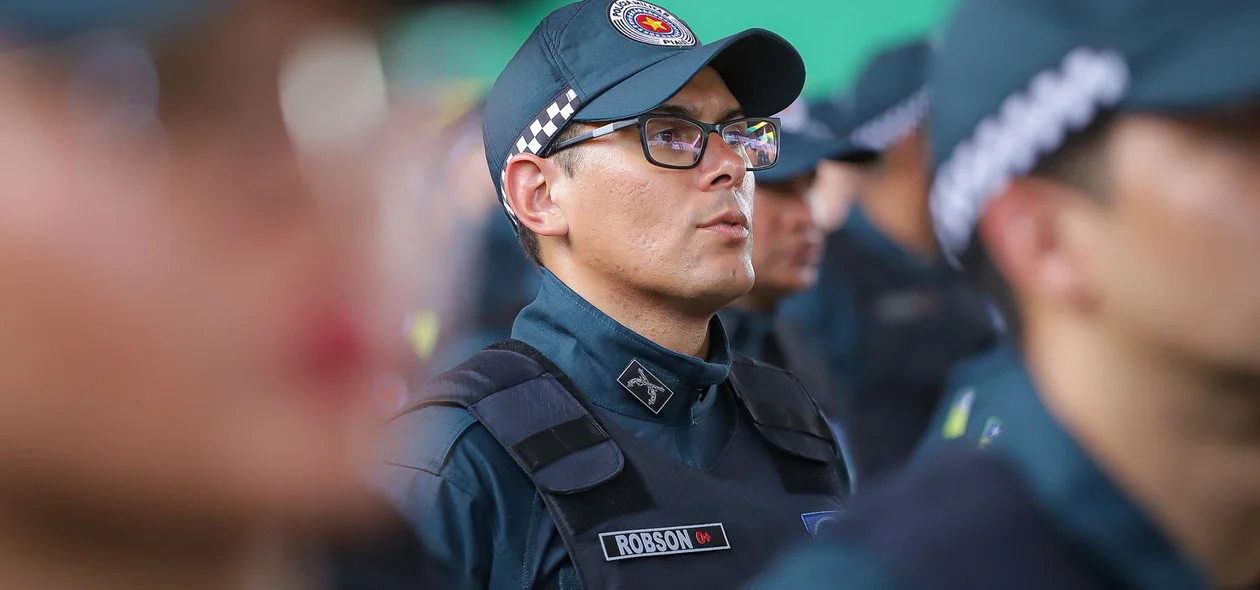 Policial militar com o novo fardamento da PM-PI