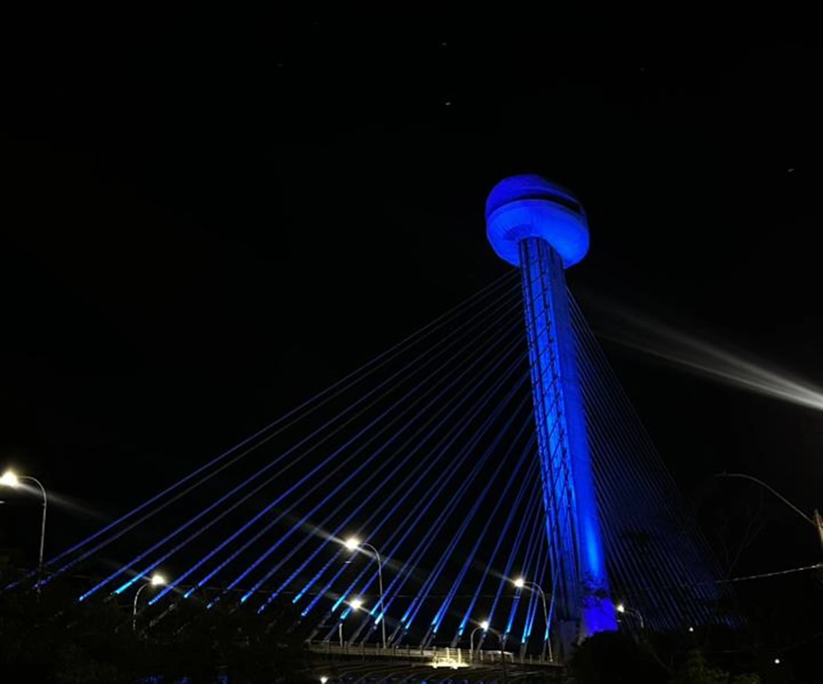 Ponte Estaiada iluminada com a cor azul