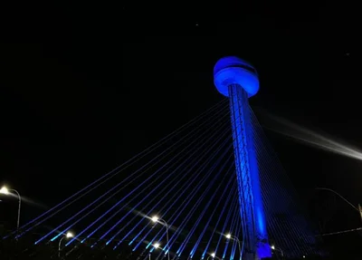 Ponte Estaiada iluminada com a cor azul