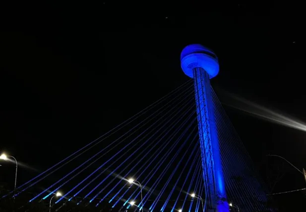 Ponte Estaiada iluminada com a cor azul