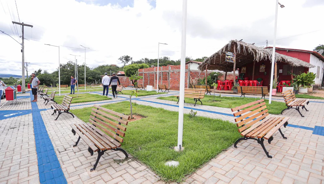 Praça entregue em Francisco Ayres