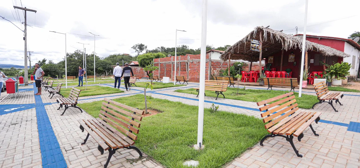 Praça entregue em Francisco Ayres