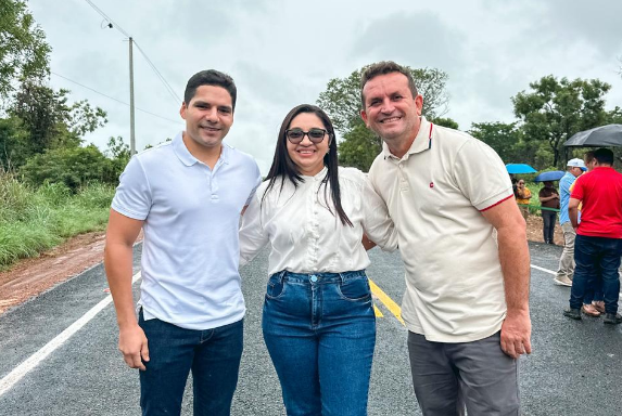 Prefeita Gerlane Cabral com o diretor do DER-PI, Leonardo Sobral (à esquerda)