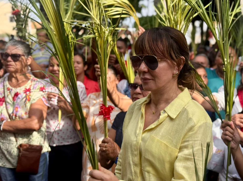 Prefeita Ivanária Sampaio participa da Missa de Ramos