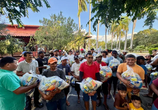 Prefeita Ivanária Sampaio promove entrega das cestas da Semana Santa para profissionais da limpeza pública
