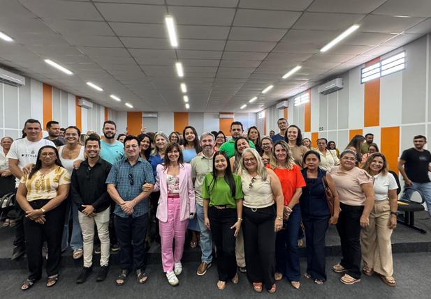 Prefeita Ivanária Sampaio realiza reunião com diretores e coordenadores da rede municipal de ensino