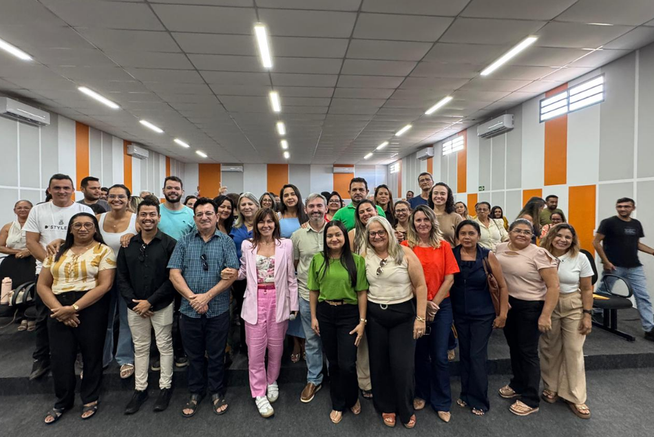 Prefeita Ivanária Sampaio realiza reunião com diretores e coordenadores da rede municipal de ensino