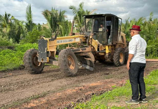 Prefeito Abdoral Melo acompanha recuperação de estradas vicinais