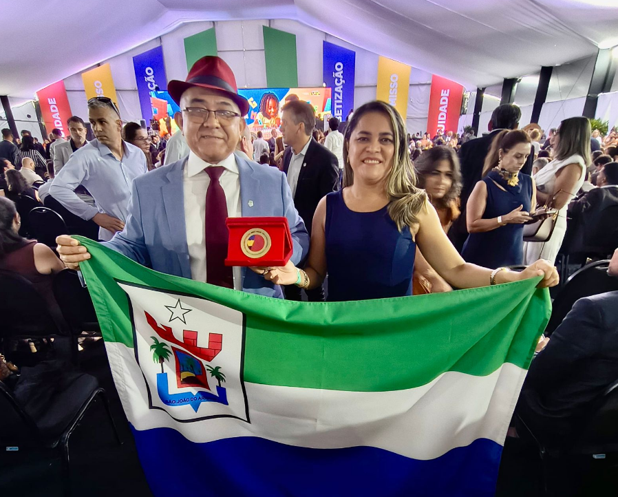 Prefeito Abdoral Melo e a secretária municipal de Educação, Simone Magalhães