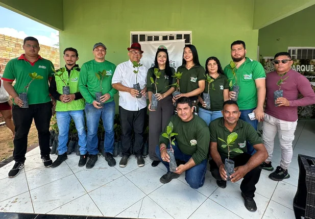 Prefeito Abdoral Melo entrega mudas de caju