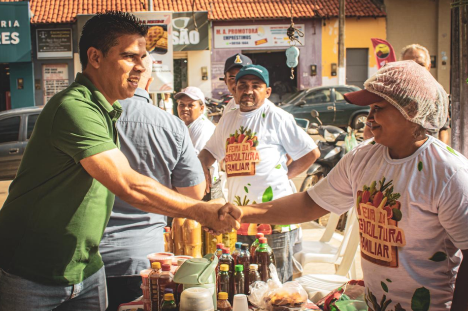Prefeito cumprimenta agricultor