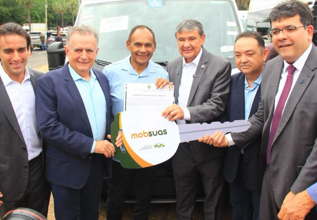 Prefeito Dr. Zé Luis comemora entrega de van acessível
