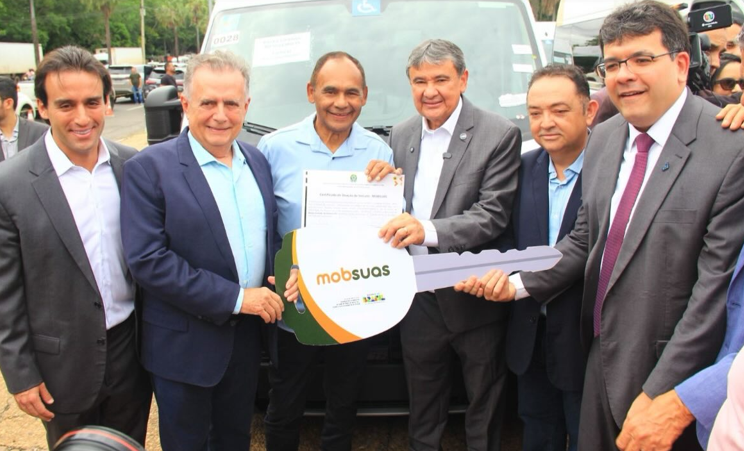 Prefeito Dr. Zé Luis comemora entrega de van acessível
