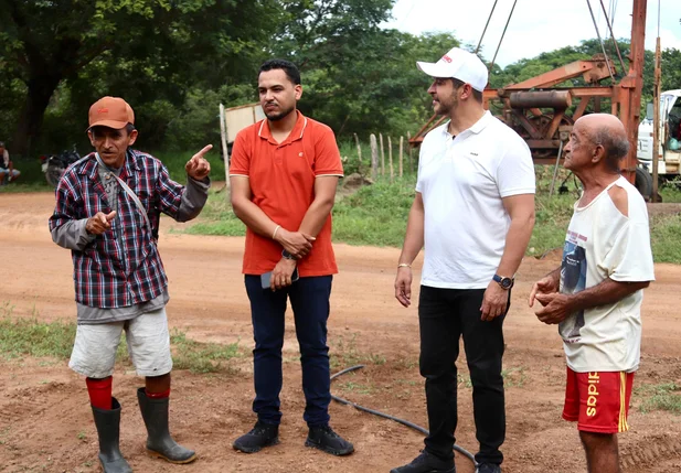 Prefeito Luciano acompanha perfuração de poço tubular na comunidade Jacaré em Hugo Napoleão