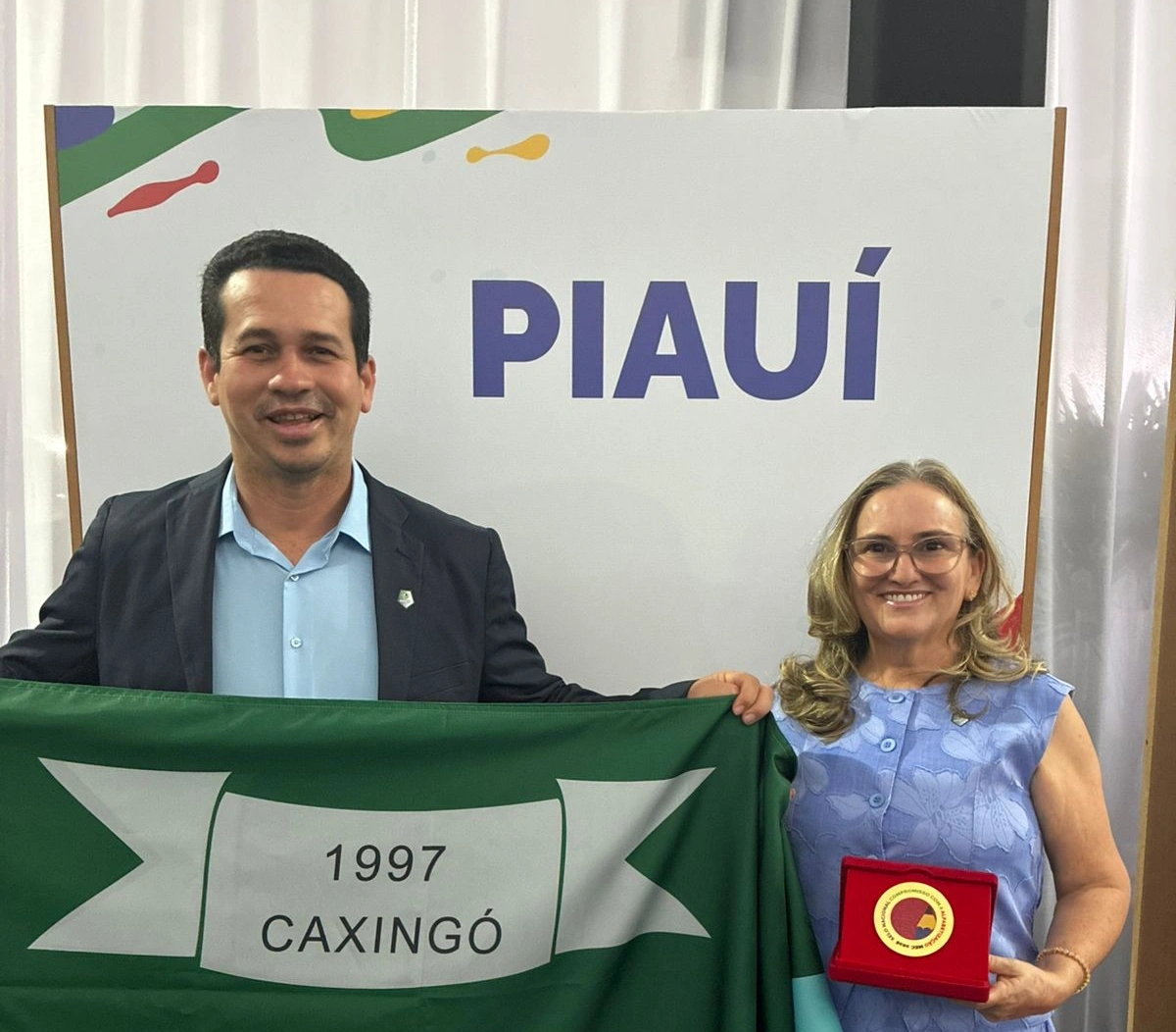 Prefeito Magnum Cardoso e secretária de Educação