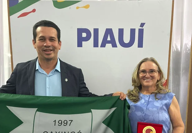 Prefeito Magnum Cardoso e secretária de Educação