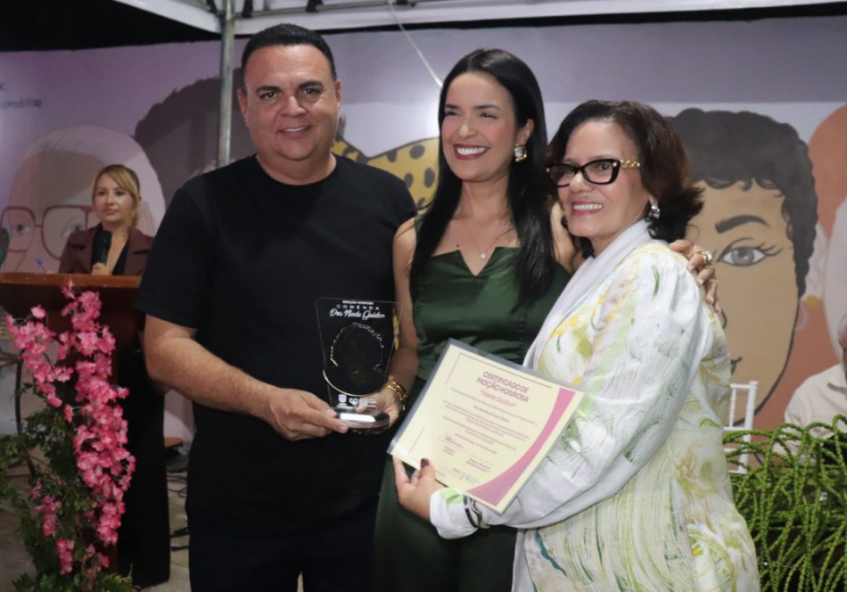 Prefeito Rogério Castro e primeira-dama Talita Ribeiro com homenageada