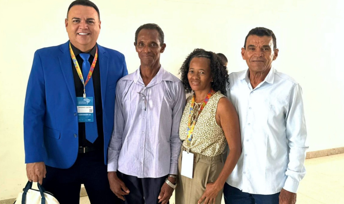 Prefeito Rogério Castro e representantes do Quilombo Lagoas recebem títulos de terras