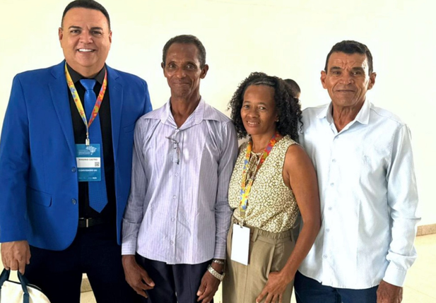 Prefeito Rogério Castro e representantes do Quilombo Lagoas recebem títulos de terras