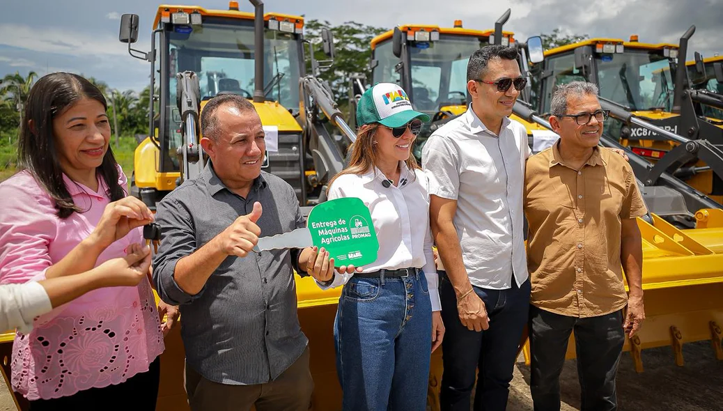 Prefeitos recebendo máquinas agrícolas