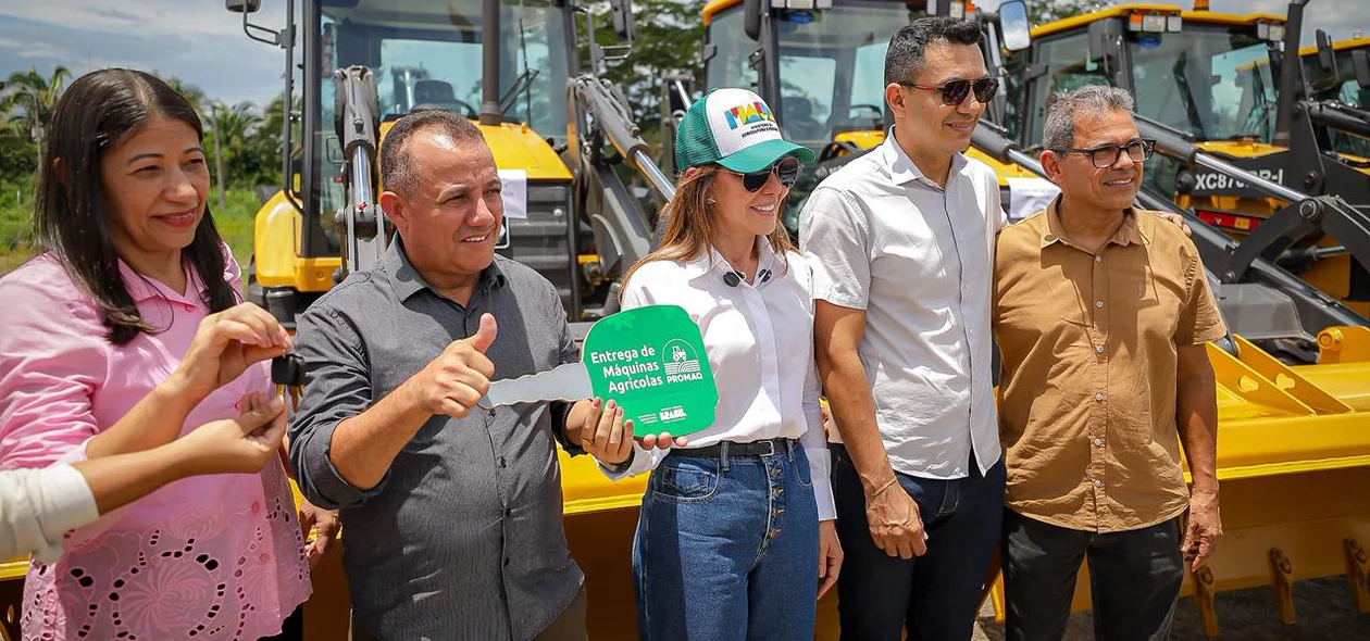 Prefeitos recebendo máquinas agrícolas