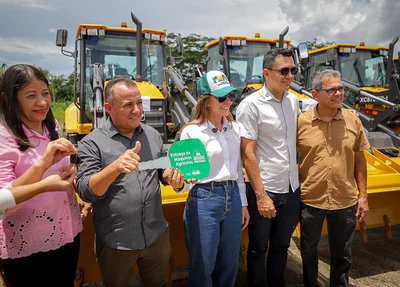 Prefeitos recebendo máquinas agrícolas