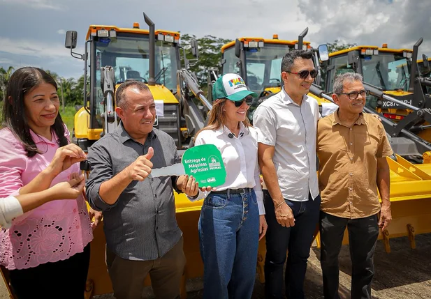 Prefeitos recebendo máquinas agrícolas