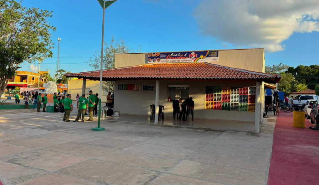 Prefeitura de Esperantina inaugura Praça da Igreja Nossa Senhora do Perpétuo Socorro na Avenida São José