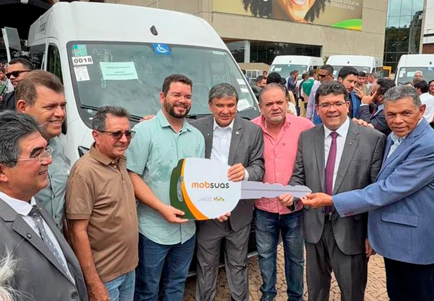 Prefeitura de Joaquim Pires passa a contar com nova van