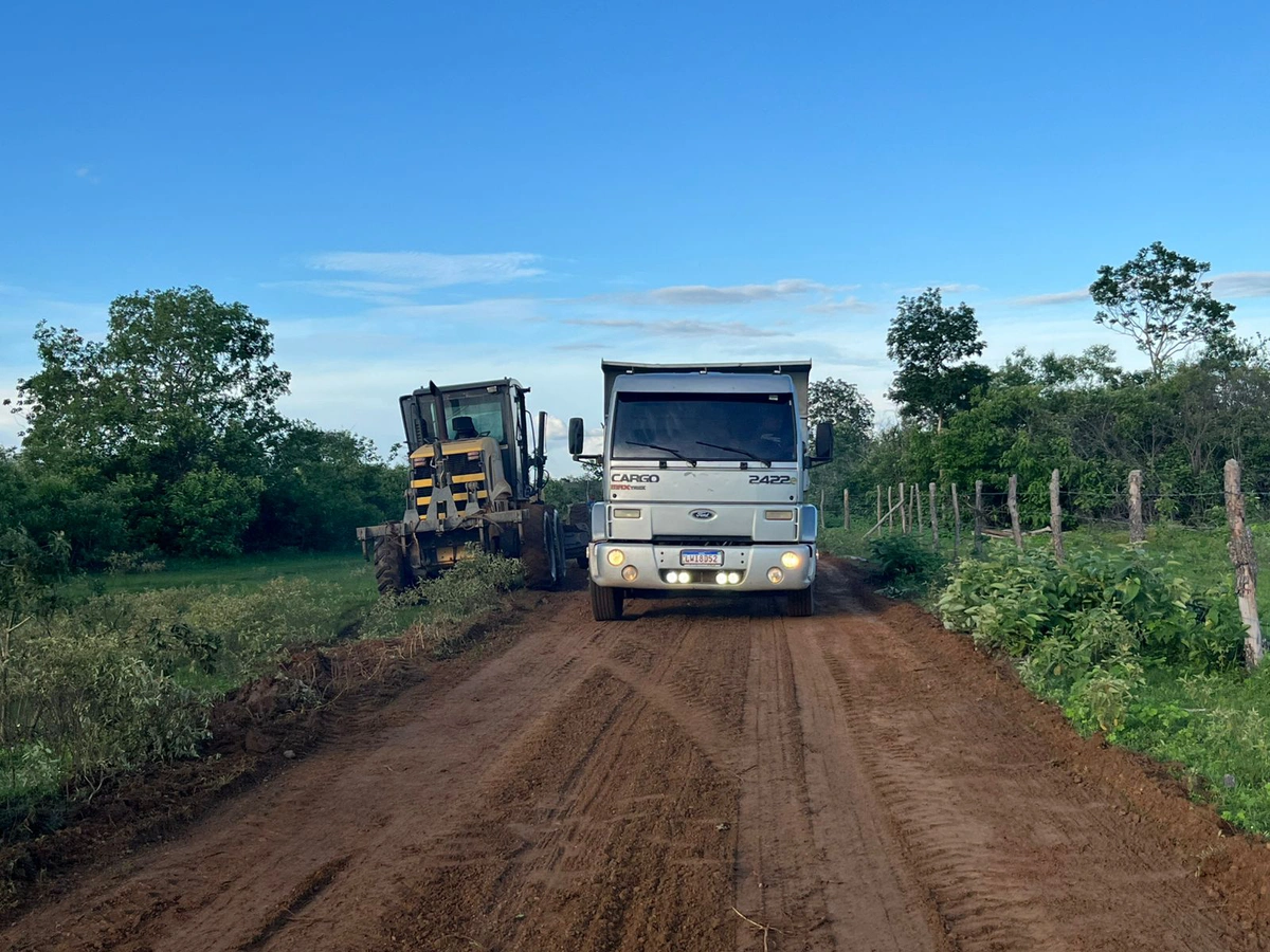 Prefeitura de Sigefredo Pacheco recupera estrada de acesso ao assentamento Baixa