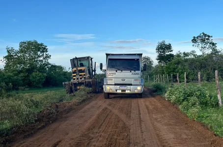 Prefeitura de Sigefredo Pacheco recupera estrada de acesso ao assentamento Baixa