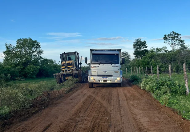 Prefeitura de Sigefredo Pacheco recupera estrada de acesso ao assentamento Baixa