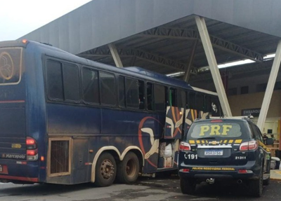 PRF apreende ônibus com sinais de adulteração durante fiscalização em Bom Jesus