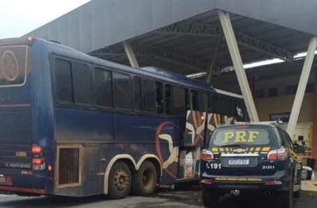 PRF apreende ônibus com sinais de adulteração durante fiscalização em Bom Jesus