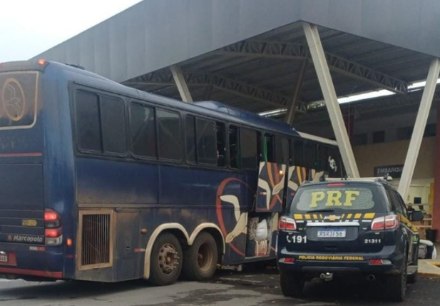 PRF apreende ônibus com sinais de adulteração durante fiscalização em Bom Jesus