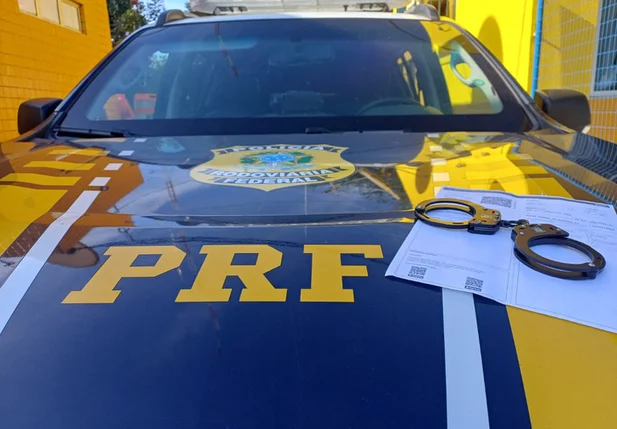 PRF cumpre mandado de prisão em Parnaíba