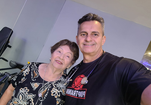 Professor Demóstenes Ribeiro com Dona Maria Reis (99 anos) na musculação terapêutica; um exemplo a ser seguido