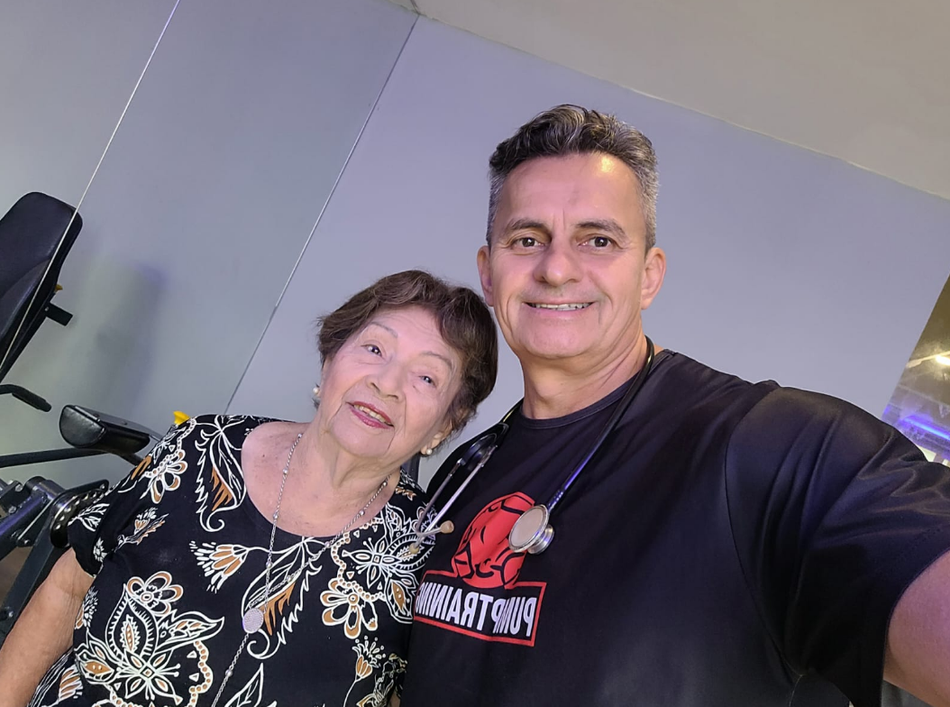 Professor Demóstenes Ribeiro com Dona Maria Reis (99 anos) na musculação terapêutica; um exemplo a ser seguido