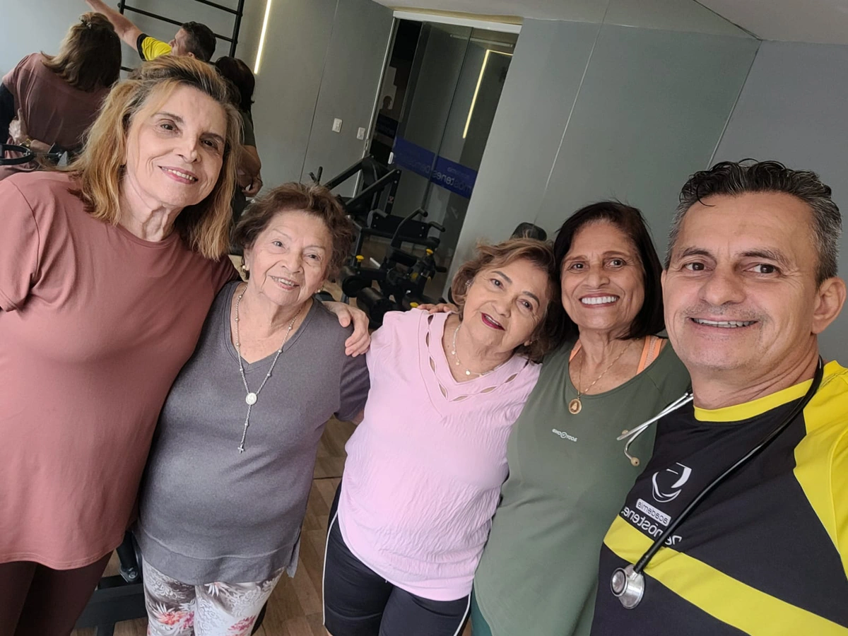 Professor Demóstenes Ribeiro e alunas