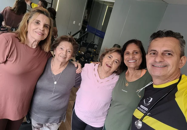 Professor Demóstenes Ribeiro e alunas