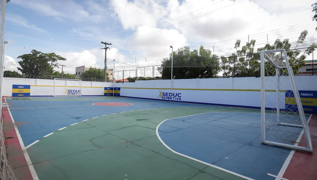 Quadra poliesportiva da escola